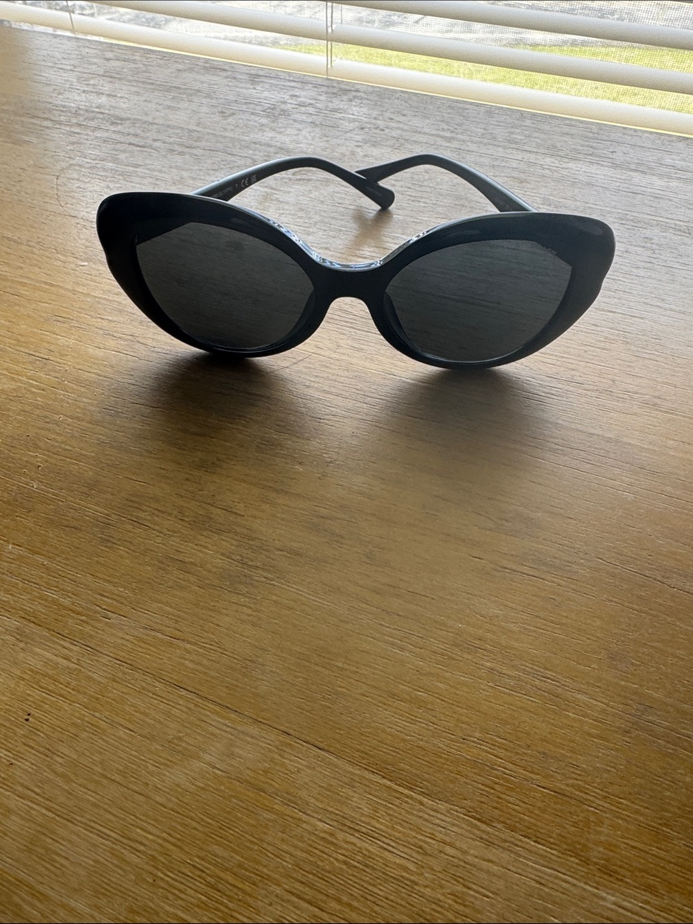Black Cat-Eye Women's Sunglasses - Classic Style